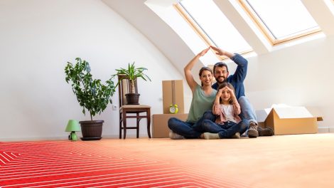 boldog család az új házában nem fázik, mert padlófűtés van