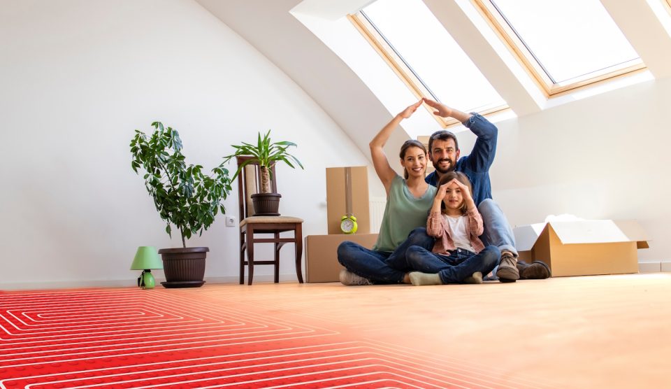 boldog család az új házában nem fázik, mert padlófűtés van