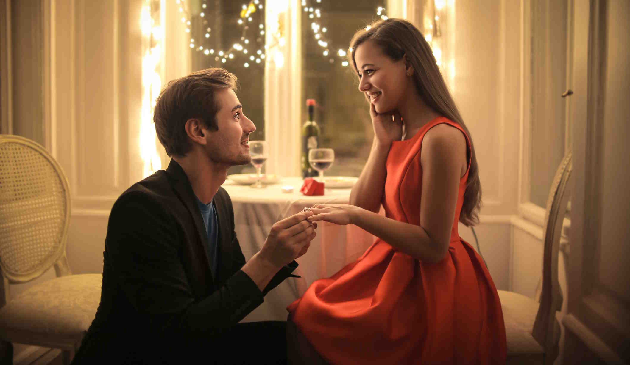 férfi megkéri a barátnője kezét otthon