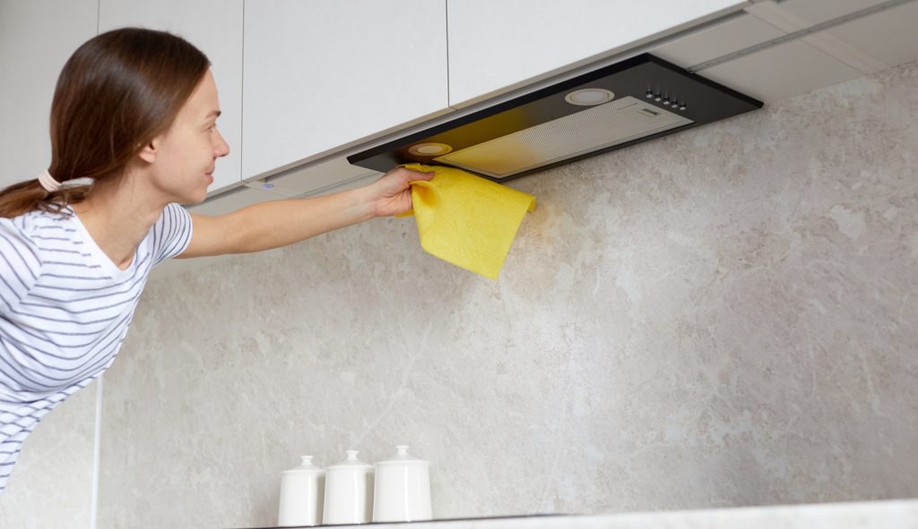 konyhai páraelszívót takarít egy nő könnyen