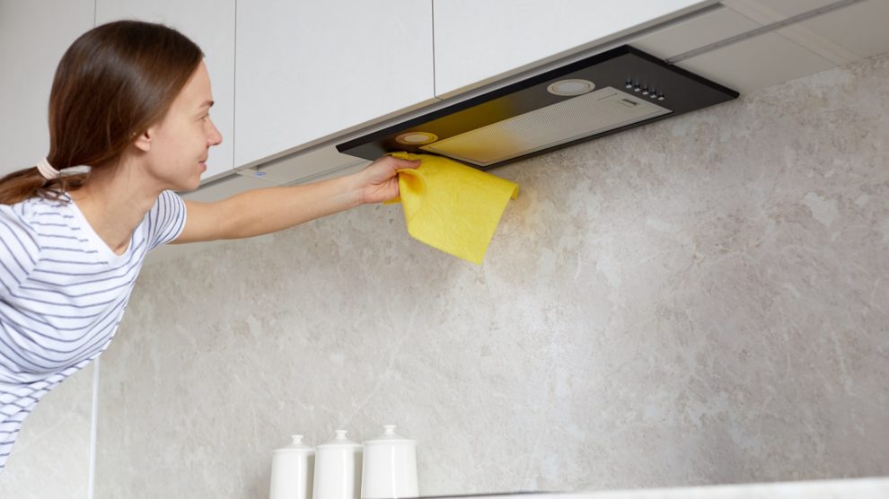 konyhai páraelszívót takarít egy nő könnyen