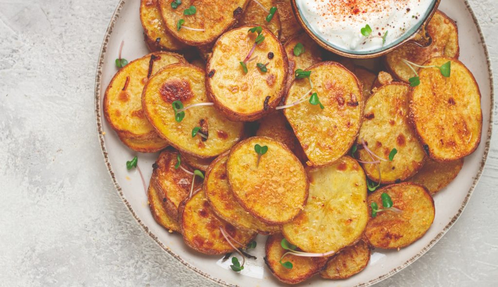 parmezános sült krumpli tányéron