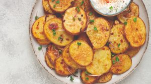 parmezános sült krumpli tányéron