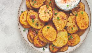 parmezános sült krumpli tányéron