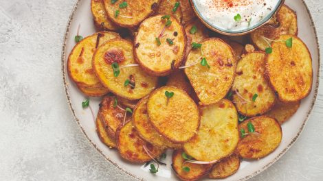 parmezános sült krumpli tányéron