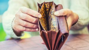 nő nézi az üres pénztárcáját