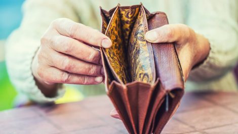 nő nézi az üres pénztárcáját