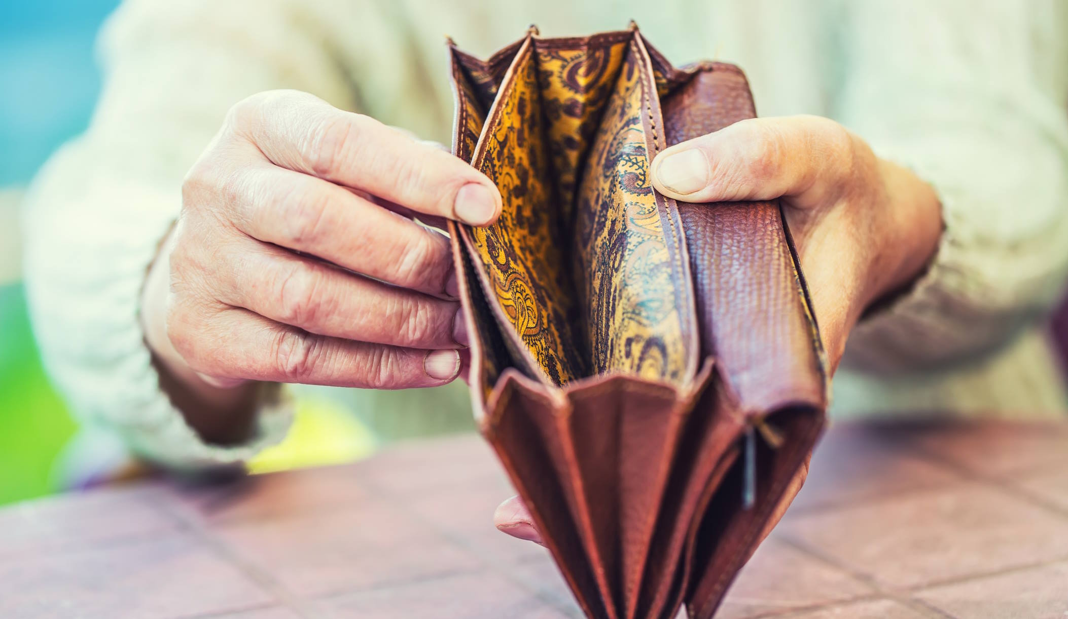 nő nézi az üres pénztárcáját