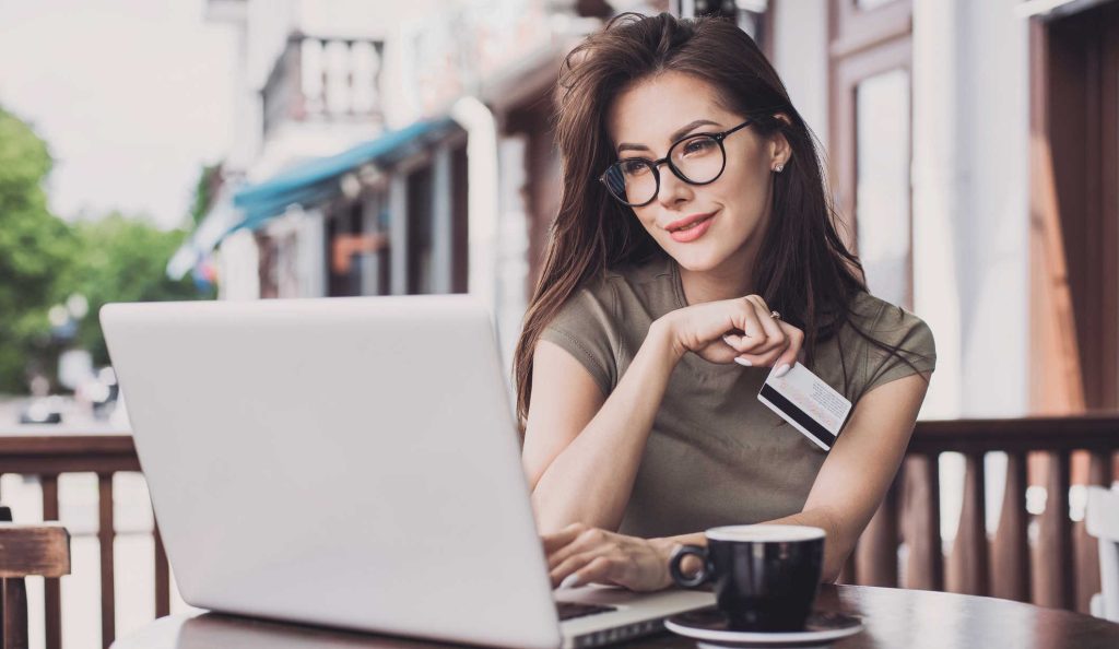 fiatal nő online vásárol