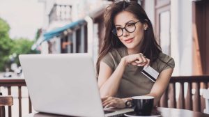 fiatal nő online vásárol