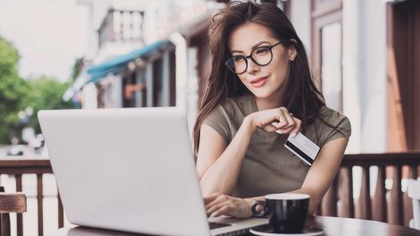 fiatal nő online vásárol