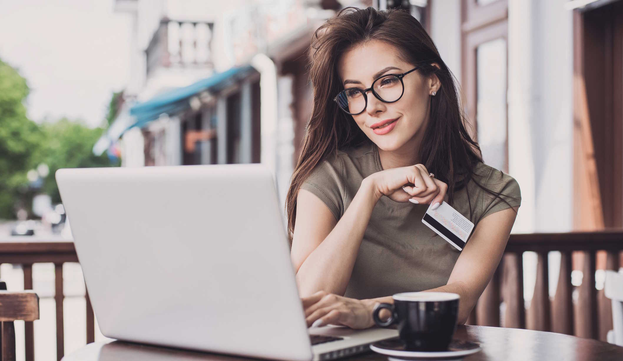 fiatal nő online vásárol