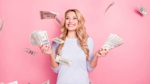 pénzeső hullik egy boldog szőke lányra