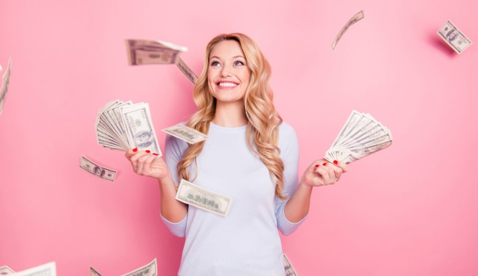 pénzeső hullik egy boldog szőke lányra