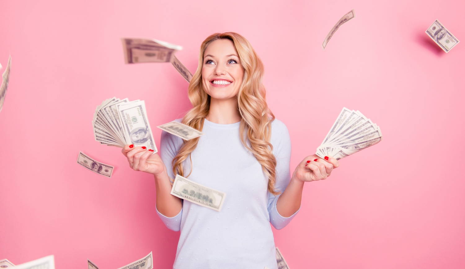 pénzeső hullik egy boldog szőke lányra