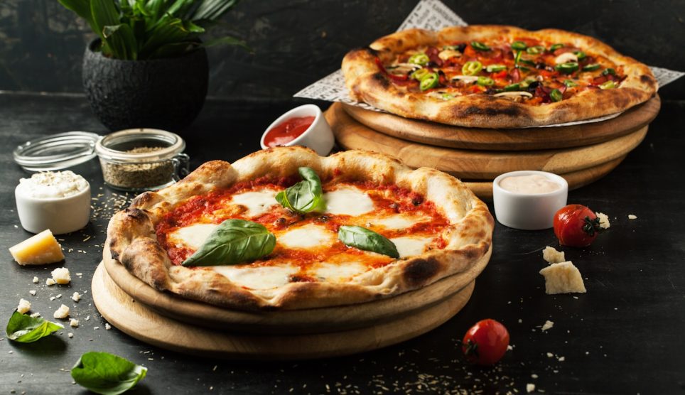 gyönyörű rusztikus pizzák fatálon