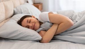 boldog nő alszik tiszta poratkamentes ágyneműben