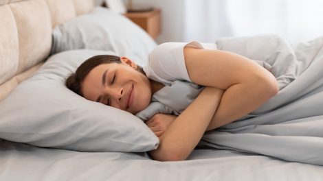 boldog nő alszik tiszta poratkamentes ágyneműben