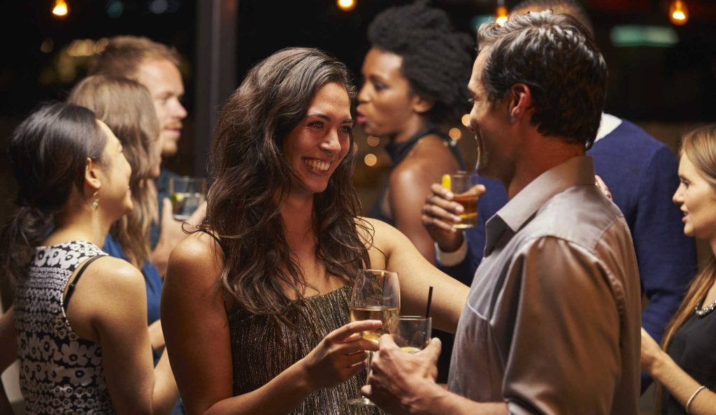 buliban egy nő és egy férfi között szikrázik a levegő