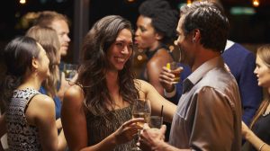 buliban egy nő és egy férfi között szikrázik a levegő