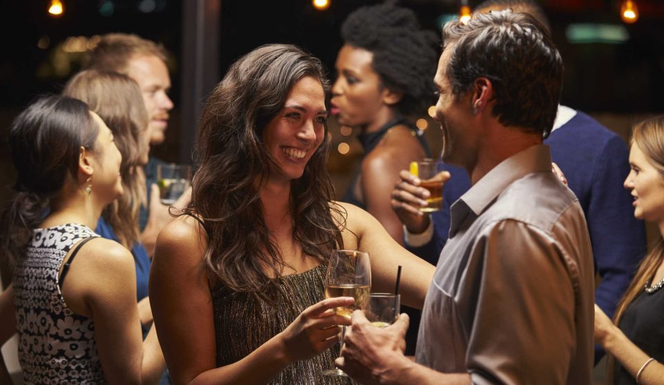 buliban egy nő és egy férfi között szikrázik a levegő