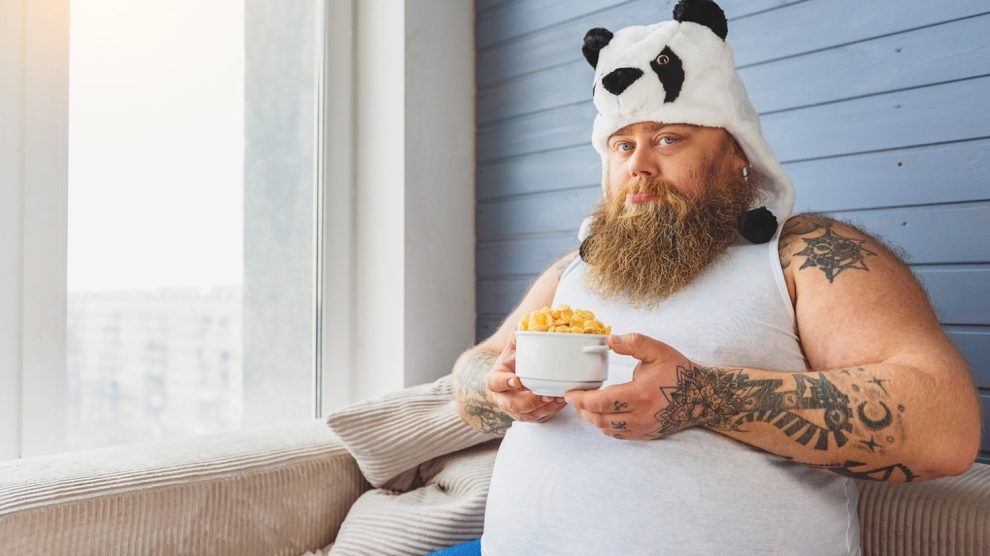 dagadt tetovált férfi cornflake-st eszik reggelire