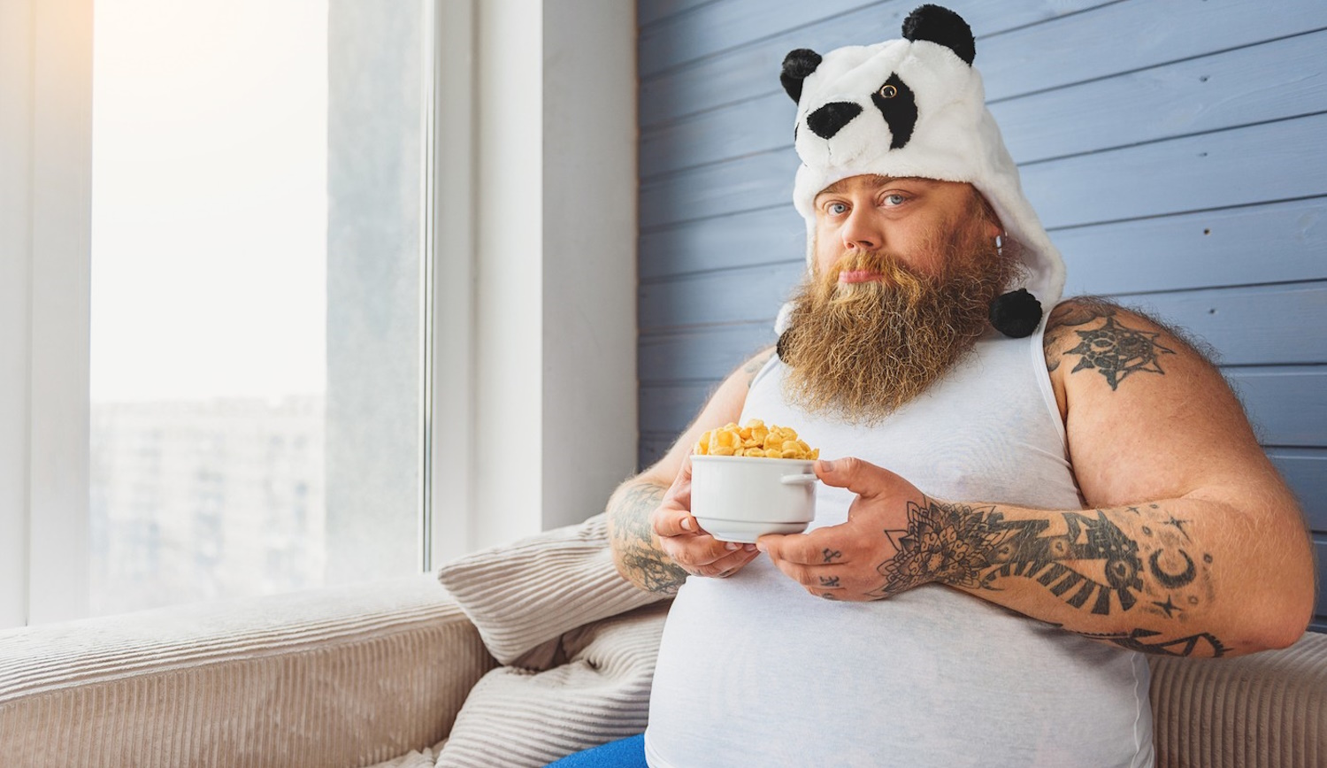 dagadt tetovált férfi cornflake-st eszik reggelire