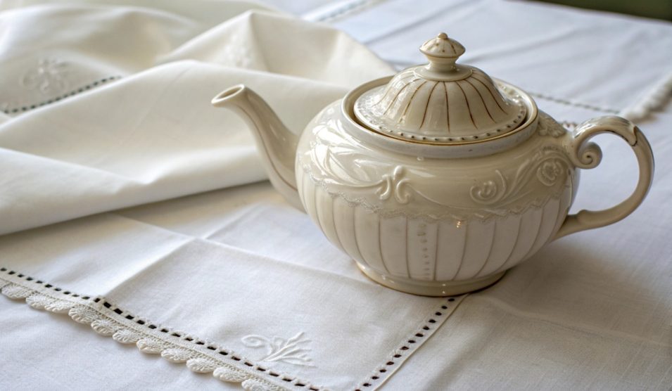 régi szép porcelán teáskancsó