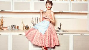 Nő a konyhában az ötvenes években