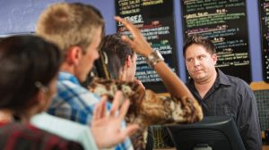 sorban állnak és idegesek