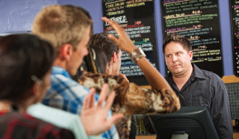 sorban állnak és idegesek