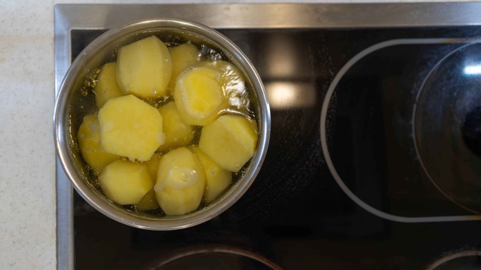 burgonya főzés közben