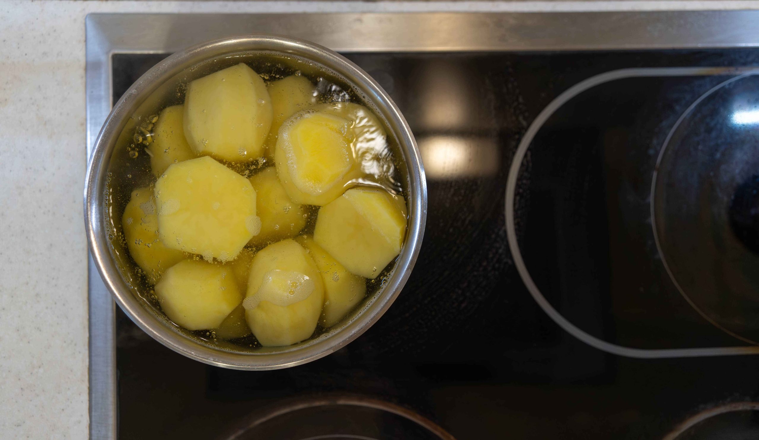 burgonya főzés közben