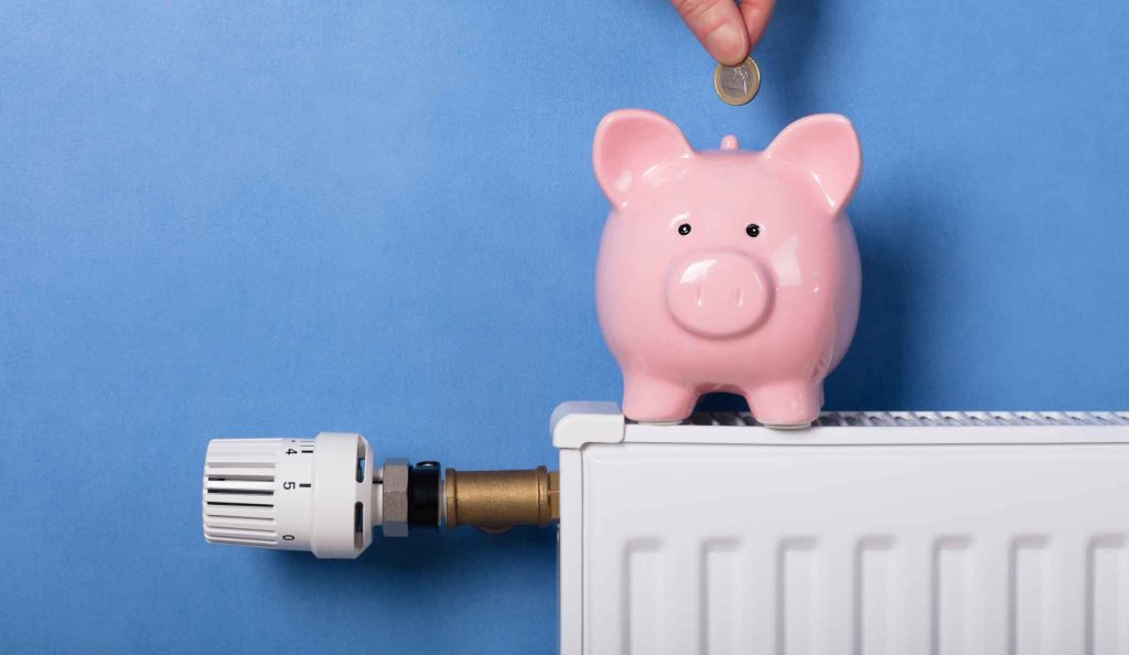 a radiátoron malacpersely, amiben éppen pénzt tesznek