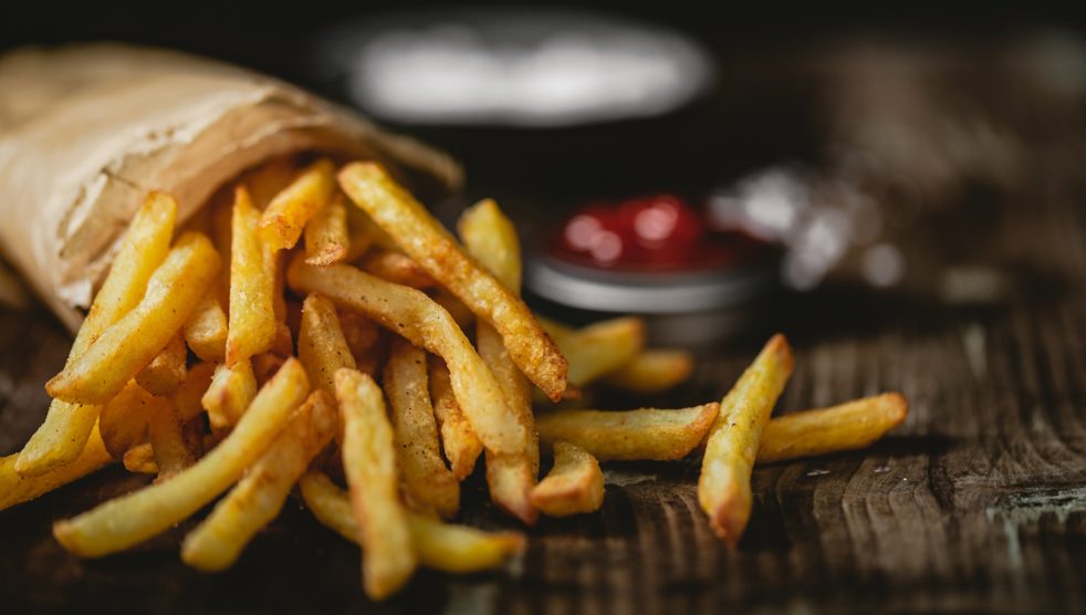 sült krumpli papírban