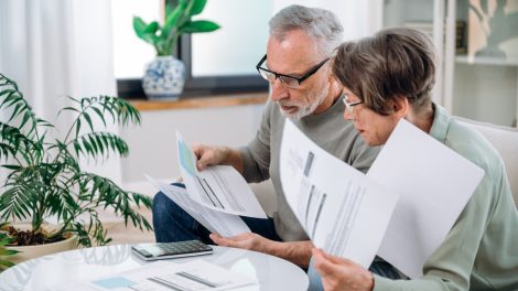 idős házaspár a számláikat nézik