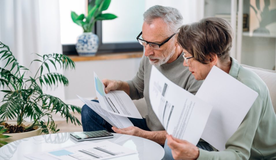 idős házaspár a számláikat nézik