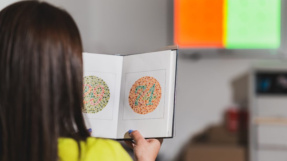 Színlátástesztet tartó nő