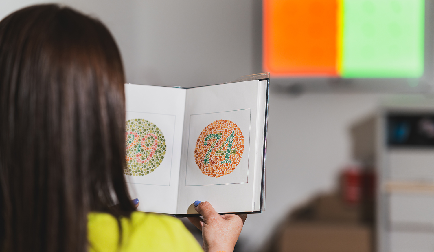 Színlátástesztet tartó nő