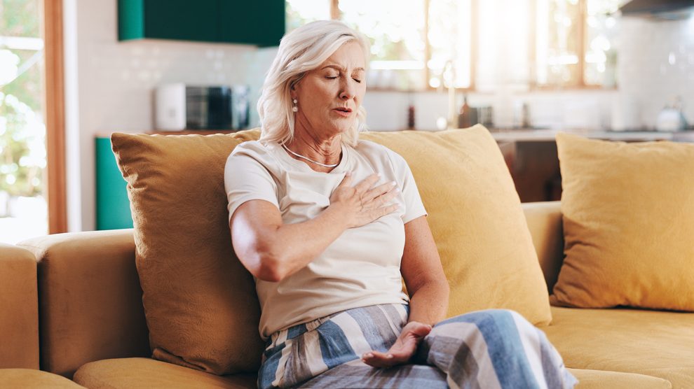 Idős nő otthon a kanapén szívrohamot kap