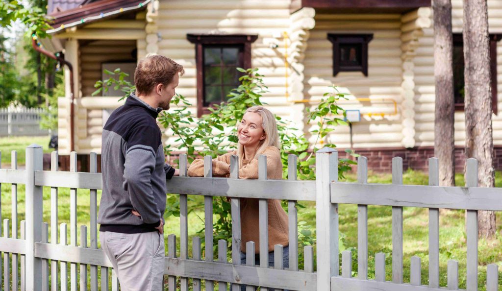 két szomszéd a kerítésen át beszélget