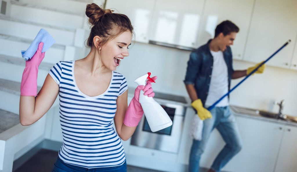 pár boldogan takarít