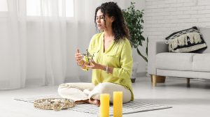 fiatal nő otthon rituálét végez