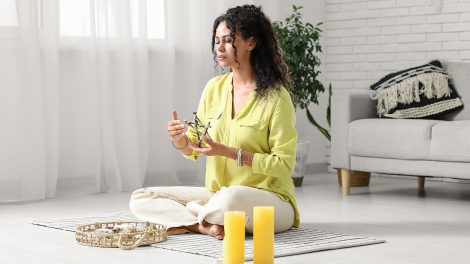 fiatal nő otthon rituálét végez