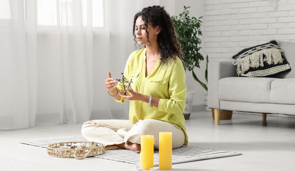 fiatal nő otthon rituálét végez