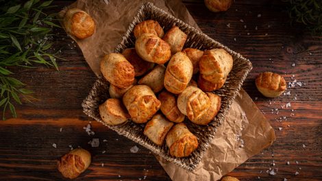 Hungarikum magyar tepertős pogácsa kosárban