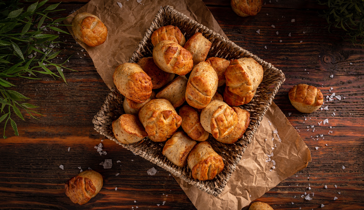 Hungarikum magyar tepertős pogácsa kosárban