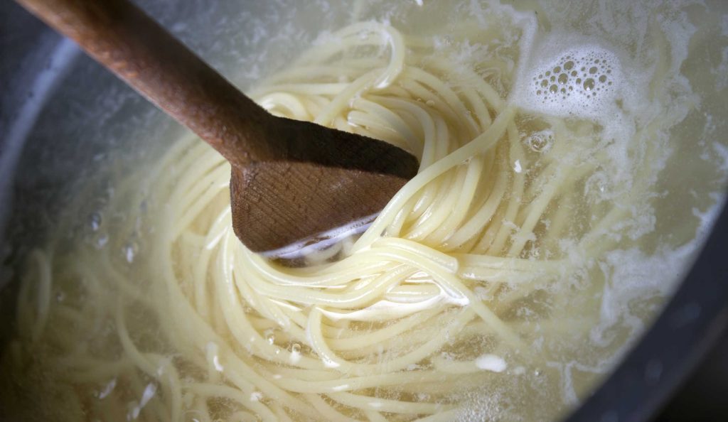tészta főzés közben