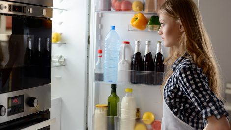 Egy nő a hűtő előtt
