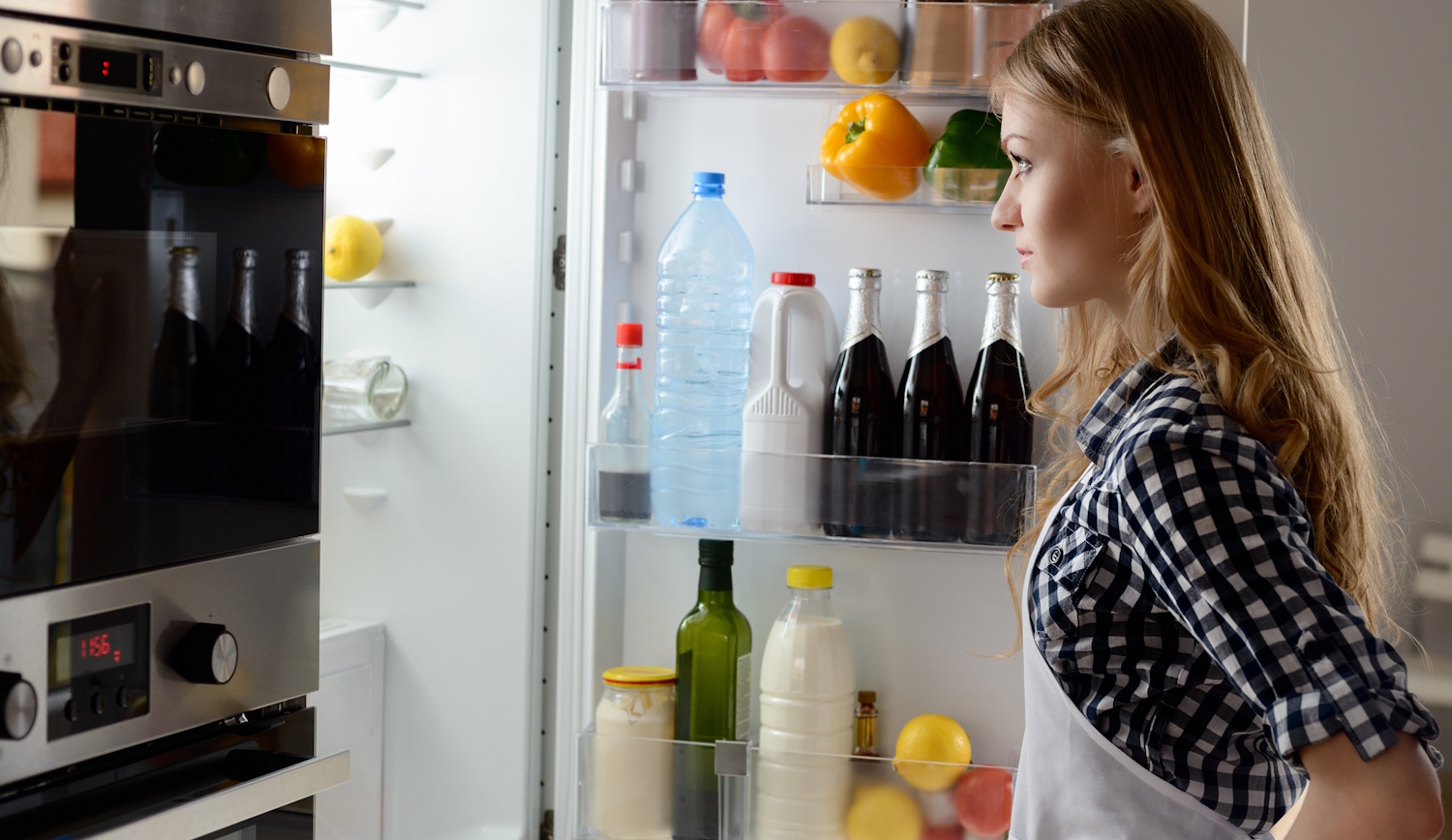 Egy nő a hűtő előtt